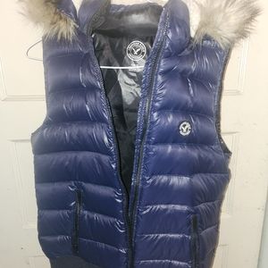 American Eagle puffer vest Size Large